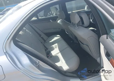 2011 Mercedes-Benz C 300 Luxury/Sport z USA, uszkodzony, nr VIN WDDGF5EB6BR134200